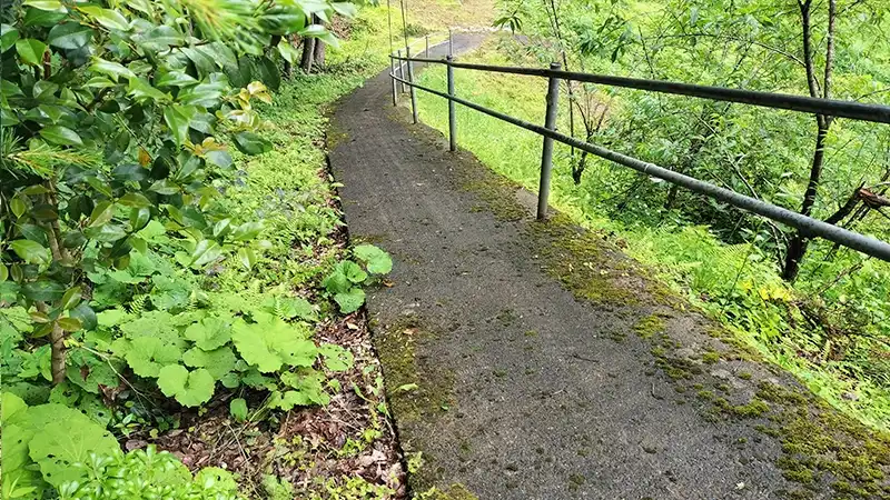 坂道などの上にある墓地の墓じまいも 広仏コーポレーション株式会社