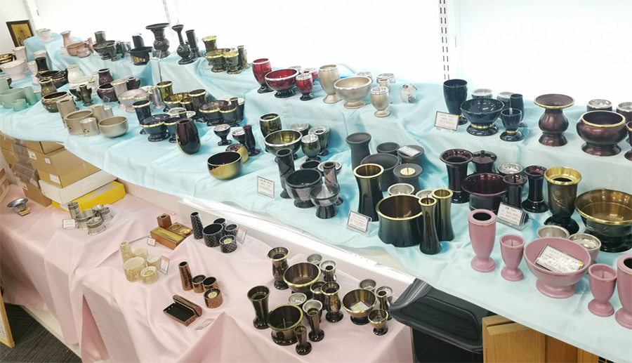 お仏壇とお墓の広仏広島店では仏具セットも販売中