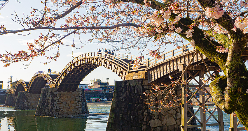 錦帯橋と岩国城の風景